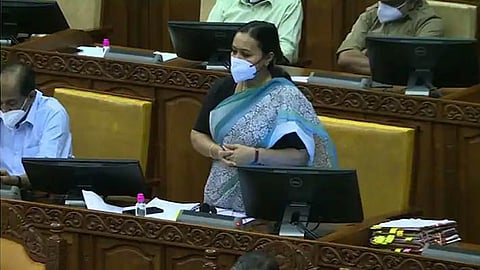 അന്തരീക്ഷ വായുവിന്‍റെ ഗുണനിലവാരം ഉയർന്നതായി ആരോഗ്യമന്ത്രി; വീട്ടിനുള്ളിൽ പോലും മാസ്‌ക് ധരിക്കണ്ട സാഹചര്യമെന്ന് എംഎൽഎ