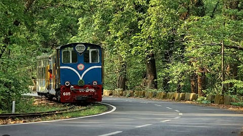 പത്ത് ദിവസത്തിനിടെ രണ്ടാം വട്ടം: ഡാർജലിങ് ഹിമാലയൻ ട്രെയ്ൻ വീണ്ടും പാളം തെറ്റി