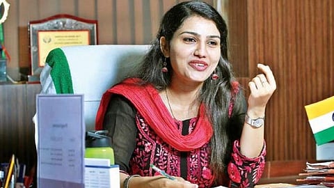 'നീ പെണ്ണാണ് എന്നു കേൾക്കുന്നത് അഭിമാനമാണ്, നീ "വെറും" പെണ്ണാണെന്ന് പറയുന്നിടത്താണ് പ്രതിഷേധം'