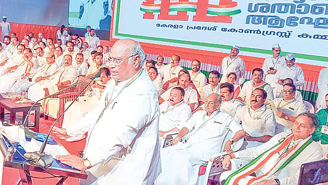 വൈ​ക്കം സ​ത്യ​ഗ്ര​ഹം സാ​ത​ന്ത്ര്യ​സ​മ​ര പോ​രാ​ട്ട​ത്തി​ന് ഊ​ര്‍ജം പ​ക​ര്‍ന്നു: ഖാ​ര്‍ഗെ 