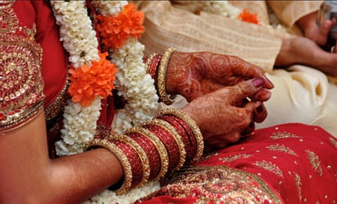 പാറയിൽ ക‍യറി നിന്ന് ഫോട്ടോയെടുക്കാന്‍ ശ്രമം; നവ ദമ്പതികൾ പുഴയിൽ വീണു