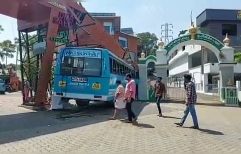 ഡ്രൈവർക്ക് ശാരീരിക അസ്വസ്ഥത; ഏറ്റുമാനൂരിൽ കടയിലേക്ക് ബസ് ഇടിച്ച് കയറി