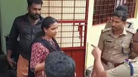 പട്ടാപ്പകൽ വീട്ടമ്മയെ ശുചിമുറിയിൽ പൂട്ടിയിട്ട് കവർച്ച;  പ്രതിക്കായി തെരച്ചിൽ