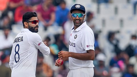 ഇ​ന്ത്യ​ക്കാ​യി ബൗ​ളി​ങ് ഓ​പ്പ​ണ്‍ ചെ​യ്ത് സ്പി​ന്ന​ര്‍മാ​ര്‍