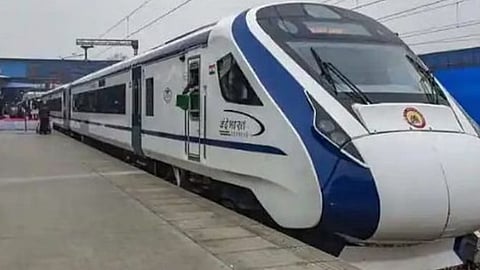 വന്ദേ ഭാരത് ട്രെയിനുകളെപോല രൂപ കല്പന ചെയ്ത ലോക്കൽ ട്രെയിനുകളും ട്രാക്കിലിറങ്ങാൻ സാധ്യത
