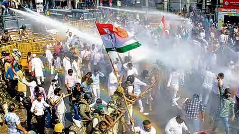 മുംബൈയിൽ അദാനി ഗ്രൂപ്പിനെതിരെ കോൺഗ്രസ് രാജ്ഭവനിൽ പ്രതിഷേധ മാർച്ച്