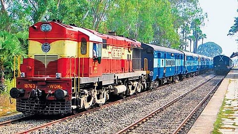 വ്യാജ ടിടിഇയായി വിലസി, യാത്രക്കാരില്‍ നിന്നും പിഴ ഈടാക്കി, എസി കോച്ചില്‍ വിശ്രമം; ഒടുവിൽ പിടിയിൽ