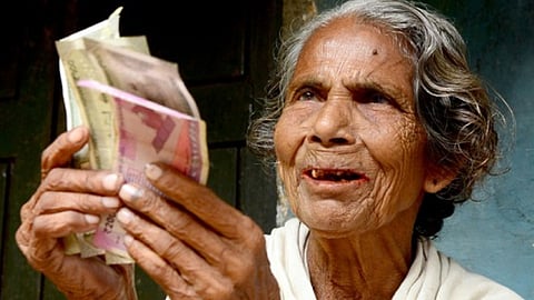 ക്ഷേമ പെൻഷൻ മസ്റ്ററിങ് അക്ഷയ കേന്ദ്രങ്ങൾക്ക് മാത്രം; ഉത്തരവ് തടഞ്ഞ് ഹൈക്കോടതി