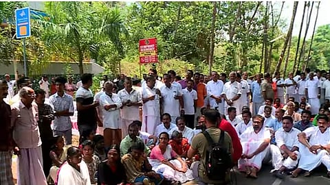 അരിക്കൊമ്പനെതിരെ അതിരപ്പള്ളിയിൽ പ്രതിഷേധം; സമരക്കാരെ അറസ്റ്റ് ചെയ്ത് നീക്കി