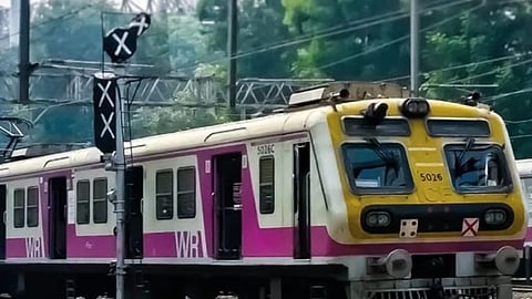 മുംബൈ ലോക്കൽ ട്രെയിനുകളുടെ തത്സമയ ട്രാക്കിംഗിനായി പശ്ചിമ റെയിൽവേയുടെ യാത്രി ആപ്പ് നാളെ മുതൽ
