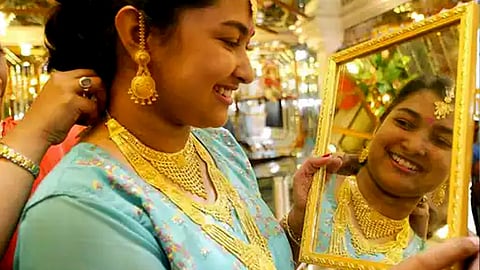 ഇന്ന്  അക്ഷയതൃതീയ; സംസ്ഥാനത്ത് സ്വർണവിലയിൽ ഇടിവ്