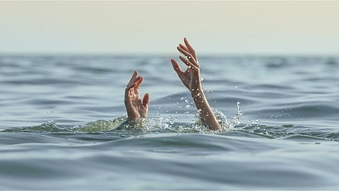 ഉത്സവത്തിൽ പങ്കെടുക്കാന്‍ എത്തി; ക്ഷേത്രകുളത്തിൽ മുങ്ങി 5 യുവാക്കൾ മരിച്ചു