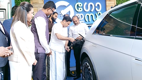 കൊ​ച്ചി ലു​ലു മാ​ളി​ല്‍ ഇ​വി 
സൂ​പ്പ​ര്‍ ചാ​ര്‍ജി​ങ് സ്റ്റേ​ഷ​നു​മാ​യി 
ഗോ ​ഇ സി ​ഓ​ട്ടൊ​ടെ​ക് 