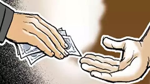 മഞ്ചേരി സബ് രജിസ്ട്രാർ ഓഫീസിലെ ജീവനക്കാരൻ‌ കൈക്കൂലി വാങ്ങുന്നതിനിടെ പിടിയിൽ