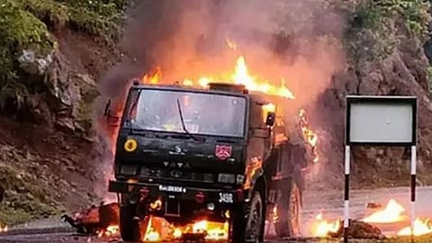 ജമ്മുകാശ്മീരിൽ  സൈനിക വാഹനത്തിന് നേരേയുണ്ടായത് ഭീകരാക്രമണം; 5 ജവാന്മാർക്ക് വീരമൃത്യു 
