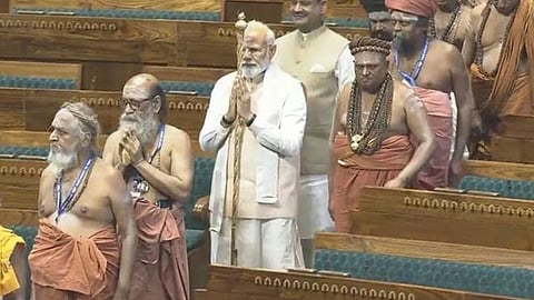 പുതിയ പാർലമെന്‍റ് മന്ദിരം രാജ്യത്തിന് സമർപ്പിച്ച് പ്രധാനമന്ത്രി: നിലവിളക്ക് കൊളുത്തി ഉദ്ഘാടനം, ചെങ്കോൽ സ്ഥാപിച്ചു (video)