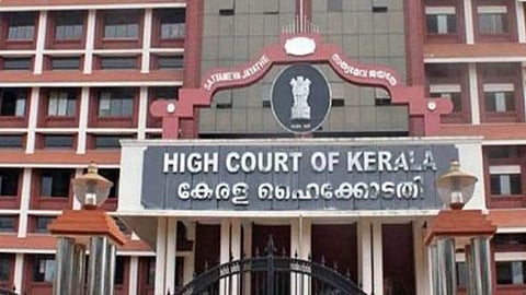 റോഡിലെ കുഴിയിൽ വീണ് മത്സ്യത്തൊഴിലാളി മരിച്ച സംഭവം: അന്വേഷണത്തിന് ഉത്തരവിട്ട് ഹൈക്കോടതി