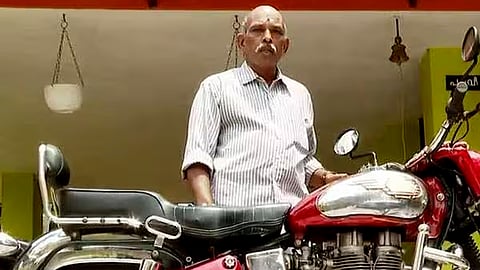 "വീട്ടിലിരുന്ന എനിക്ക് ഹെൽമറ്റ് വയ്ക്കാത്തതിന് പിഴ", പരാതിയുമായി 62കാരന്‍