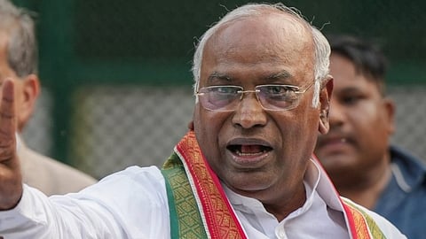 100 കോടിയുടെ മാനനഷ്ടക്കേസ്: ഖാർഗെയ്ക്ക് കോടതി നോട്ടീസ്