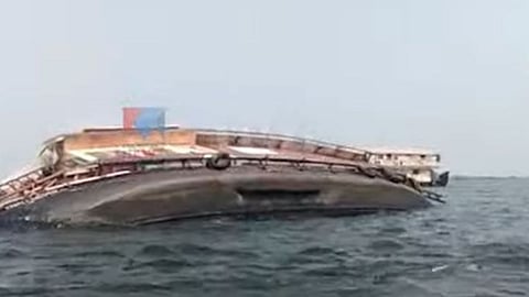 വേമ്പനാട്ടുകായലിൽ ഹൗസ് ബോട്ട് മുങ്ങി:  ബോട്ടിലുണ്ടായിരുന്നവരെ രക്ഷിച്ചു