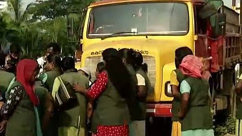 ബ്രഹ്മപുരത്തേക്ക് മാലിന്യങ്ങളുമായി പോയ ലോറി തടഞ്ഞു; പ്രതിഷേധം