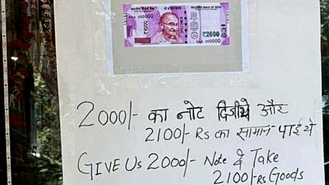 "2000-ത്തിന്‍റെ നോട്ട് നൽകിയാൽ, 2100 രൂപയ്ക്കുള്ള സാധനങ്ങൾ വാങ്ങാം...."; വൈറലായി ഒരു ബിസിനസുകാരന്‍റെ പരസ്യം
