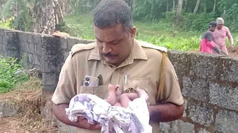 ഒരു ദിവസം പ്രായമായ കുഞ്ഞിനെ  ഉപേക്ഷിച്ച നിലയിൽ കണ്ടെത്തി