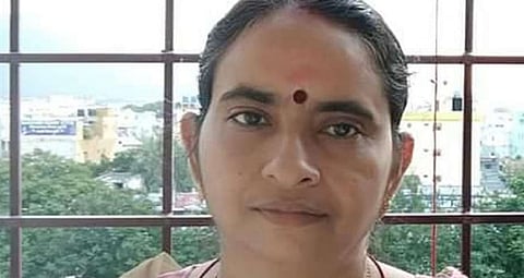 ദമ്പതികൾ സഞ്ചരിച്ച സ്കൂട്ടറിൽ ലോറിയിടിച്ചു: റോഡിലേക്ക് തെറിച്ചുവീണ വീട്ടമ്മ മരിച്ചു