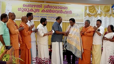 എം.കെ. ഹരികുമാറിനെ ചെമ്പഴന്തി ഗുരുകുലം ആദരിച്ചു 