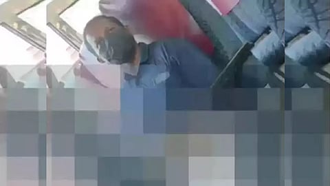 സ്വകാര്യ ബസില്‍ മധ്യവയസ്‌കൻ്റെ നഗ്നതാ പ്രദർശനം: വീഡിയോ പകര്‍ത്തി സമൂഹമാധ്യമത്തില്‍ പങ്കുവെച്ച് യുവതി