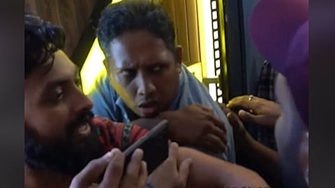 സിനിമ കാണാതെ മോശം റിവ്യൂ; 'ആറാട്ടണ്ണനെ' വളഞ്ഞിട്ടാക്രമിച്ച് പ്രേക്ഷകർ‌
