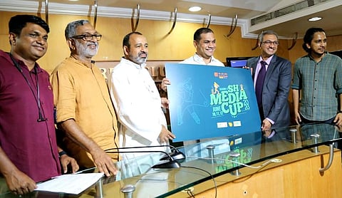 എസ്‌എച്ച് മീഡിയ കപ്പ് സീസൺ 3 ലോഗോ ഹൈബി ഈഡൻ എംപി, ബാങ്ക് ഓഫ് ബറോഡ ജനറൽ മാനേജർ ശ്രീജിത്ത്‌ കൊട്ടാരത്തിലിനു നൽകി പ്രകാശനം ചെയ്യുന്നു.