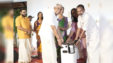 വിടവാങ്ങൽ ദിനത്തിൽ ഓക്സിജൻ കോൺസട്രേറ്റർ നൽകി നഴ്‌സ്