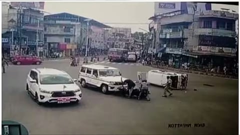 മന്ത്രിയുടെ പൈലറ്റ് വാഹനവും ആംബുലൻസും അപകടത്തിൽപ്പെട്ടതിന്‍റെ സിസിടിവി ദൃശ്യം.