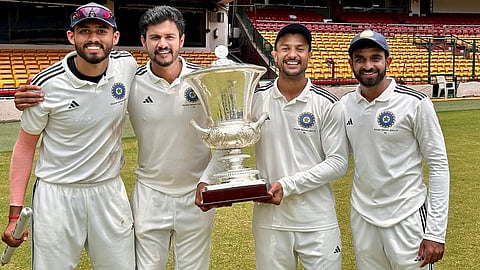 ദക്ഷിണ മേഖലാ ടീമംഗങ്ങൾ ദുലീപ് ട്രോഫിയുമായി.