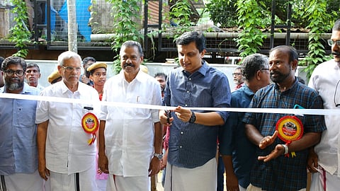 പൊതുമരാമത്ത്, ടൂറിസം മന്ത്രി അഡ്വ. പി എ മുഹമ്മദ് റിയാസ് ഉദ്ഘാടനം ചെയ്യുന്നു. മുന്‍ മന്ത്രി എം വി ഗോവിന്ദന്‍ മാസ്റ്റര്‍ , വികെസി ചാരിറ്റബിള്‍ ഫൗണ്ടേഷന്‍ മാനേജിങ് ചെയര്‍മാന്‍ വികെസി മമ്മദ് കോയ തുടങ്ങിയവര്‍ സമീപം.


