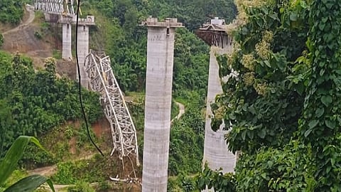 മിസോറമിൽ നിർമാണത്തിലിരുന്ന റെയിൽവേ പാലം തകർന്നു; 17 പേർ മരിച്ചു