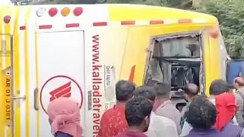 പാലക്കാട് സ്വകാര്യ ട്രാവല്‍സിന്‍റെ ബസ് മറിഞ്ഞ് രണ്ടുപേർ മരിച്ചു, നിരവധി പേർക്ക് പരിക്ക്