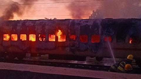 മധുര സ്റ്റേഷനിൽ നിർത്തിയിട്ടിരുന്ന ട്രെയിനിൽ തീപിടിത്തം; 5 പേർ അറസ്റ്റിൽ