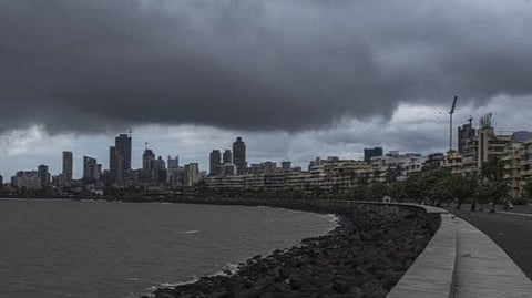 മഴക്കാറ് മൂടിയ മുംബൈ മറൈൻ ഡ്രൈവിലെ ആകാശം.
