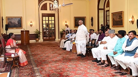 പ്രതിപക്ഷ നേതാക്കൾ രാഷ്ട്രപതി ദ്രൗപതി മുർമുവുമായി കൂടിക്കാഴ്ച്ച നടത്തുന്നു.
