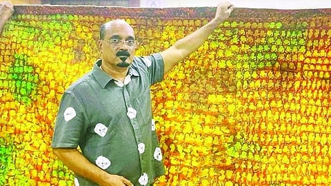 യൂ​ണി​വേ​ഴ്‌​സ​ല്‍ റെ​ക്കോ​ഡ് ഫോ​റ​ത്തി​ന്‍റെ അം​ഗീ​കാ​രം നേ​ടി​യ പെ​യി​ന്‍റി​ങ്ങി​നൊ​പ്പം ആ​ര്‍ട്ടി​സ്റ്റ് മ​ണി​ലാ​ല്‍ ശ​ബ​രി​മ​ല