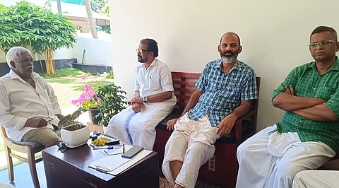 തിരുവോണ നാളിൽ വീട്ടുമുറ്റത്ത് സമരം ചെയ്യുന്ന ജോഷി.