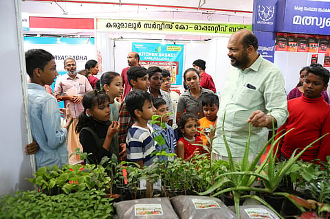 കളമശ്ശേരി കാർഷികോത്സവം സെമിനാറിൽ പങ്കെടുത്ത കുട്ടി കർഷകരോടൊപ്പം മന്ത്രി പി. രാജീവ്‌ സ്റ്റാളുകൾ സന്ദർശിക്കുന്നു.