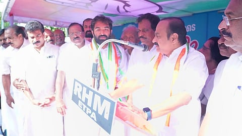 പുതുപ്പള്ളി ഉപതെരഞ്ഞെടുപ്പ് പ്രവചരണത്തിനിടെ വി.ഡി. സതീശൻ സംസാരിക്കുന്നു