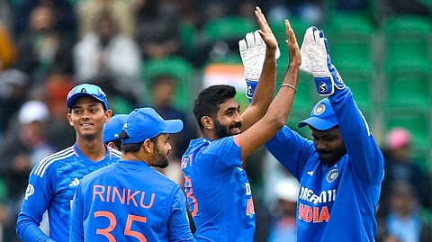 അയർലൻഡിനെതിരായ ആദ്യ മത്സരത്തിനിടെ വിക്കറ്റ് നേട്ടം ആഘോഷിക്കുന്ന ഇന്ത്യൻ താരങ്ങൾ - ജസ്പ്രീത് ബുംറ, സഞ്ജു സാംസൺ, യശസ്വി ജയ്സ്വാൾ, റിങ്കു സിങ്.