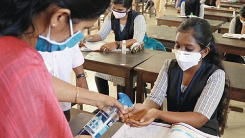 നിപ ആശങ്ക ഒഴിയുന്നു: നിന്ത്രണങ്ങളിൽ ഇളവ്, വിദ്യാഭ്യാസ സ്ഥാപനങ്ങള്‍ തിങ്കളാഴ്ച തുറക്കും