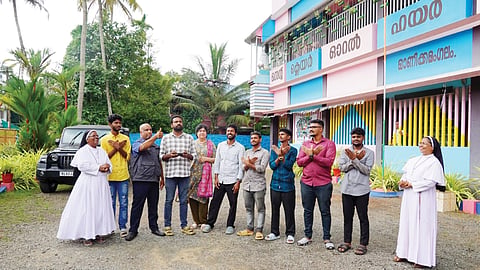 ഡ്രോ​ൺ പ​റ​ത്താ​ൻ ലൈ​സ​ൻ​സ് നേ​ടാ​നൊ​രു​ങ്ങു​ന്ന വി​ദ്യാ​ർ​ഥി​ക​ൾ സ്കൂ​ൾ 
അ​ധി​കൃ​ത​ർ​ക്കും പ​രീ​ശീ​ല​ക​ർ​ക്കു​മൊ​പ്പം