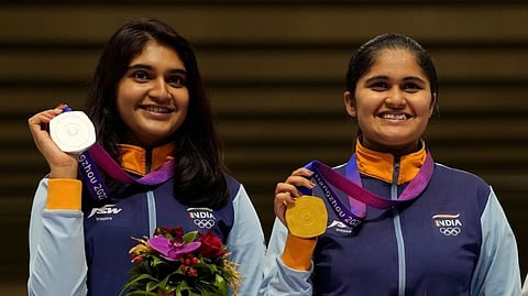 ഇഷ സിങ്ങും പലക് ഗുലിയയും മെഡലുകളുമായി.