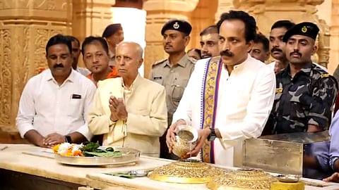 ഇസ്രൊ ചെയർമാൻ എസ്. സോമനാഥ് സോമനാഥ് ക്ഷേത്രത്തിൽ.